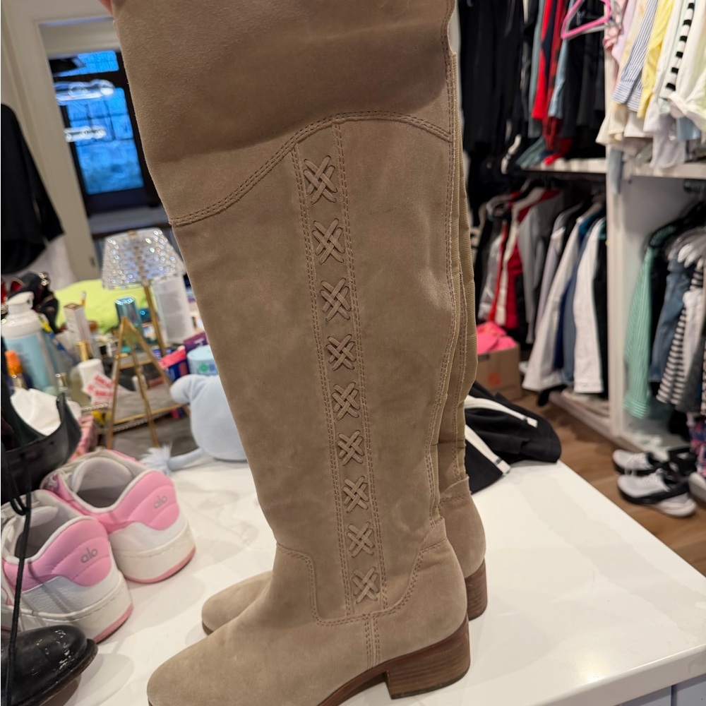 Stylish Tan Knee-High Women's Boots Vince Camuto size 9.5